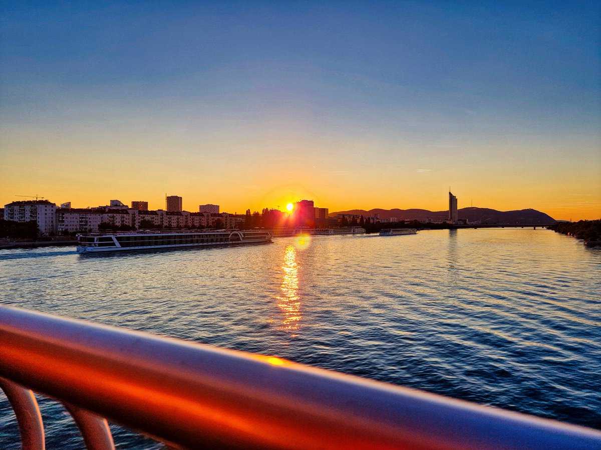 DJairportdisco's tweet photo. Summer in Vienna.
#summerinvienna #summer2024 #vienna #austria #riverdanube #donau #wienliebe #summervibes #hotelship #danubeship #milleniumtower #handelskai #summerevening #viewfromthebridge #photooftheday https://t.co/rlpvzgacHL