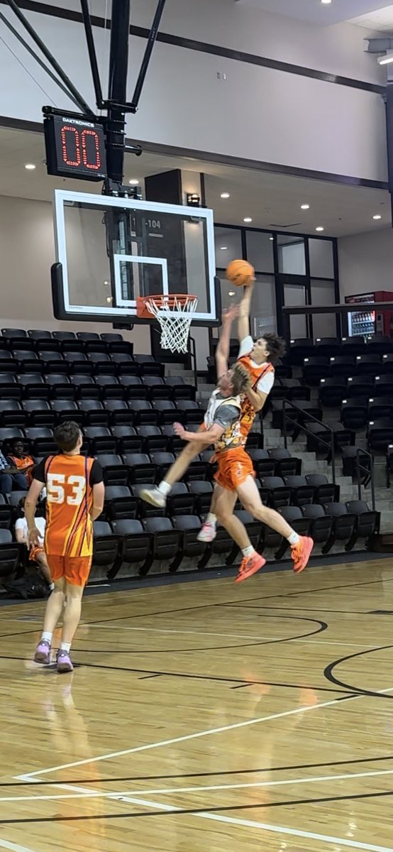 #BigShots #ALLSTARWEEKEND

#53 Zane Saunders  long shifty 3 level scorer. Great inside game can shoot the 3. Saunders has been a big impact here at #BigShots #AllstarWeekend.