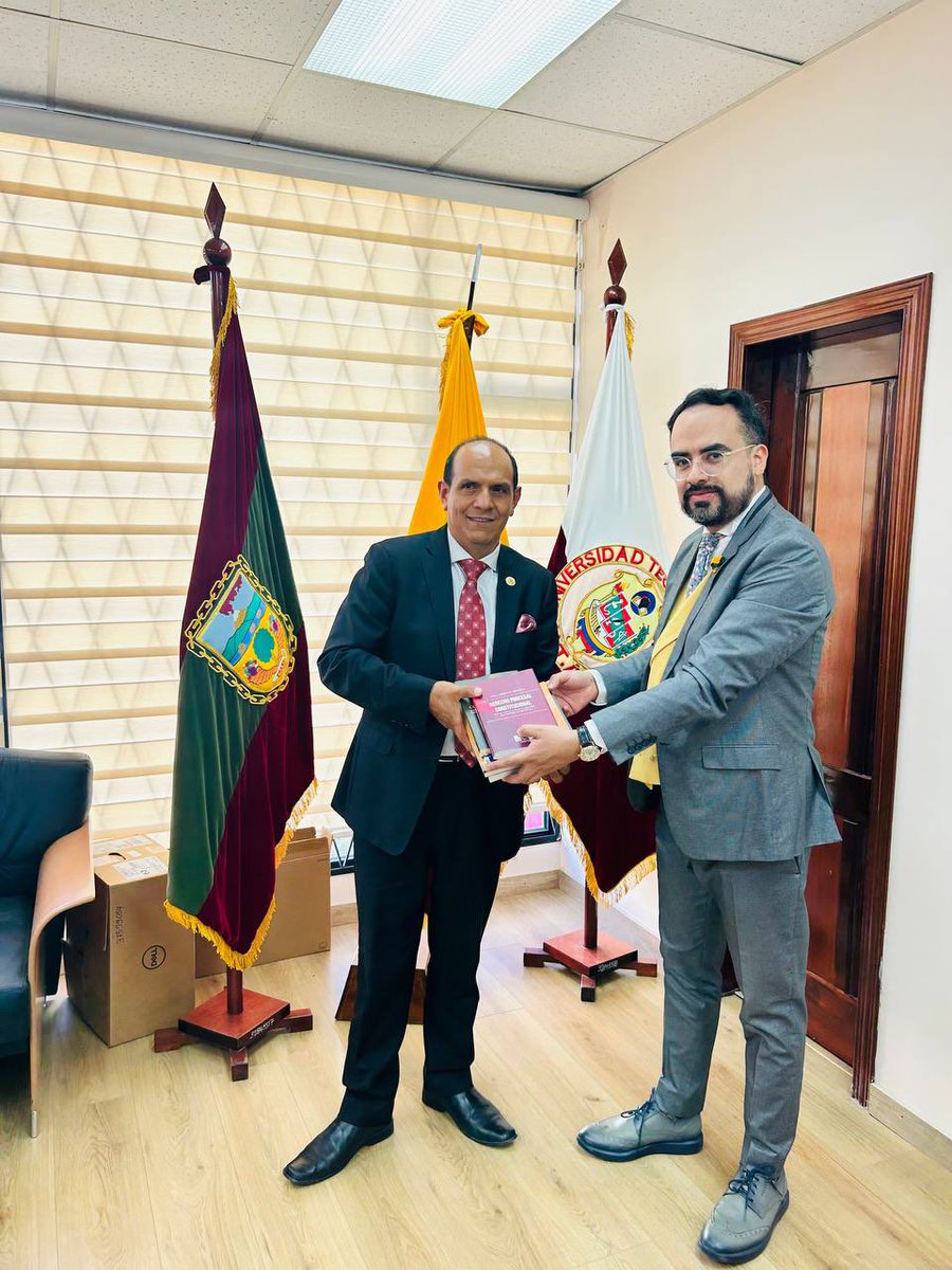 hpaulcordovav's tweet photo. En Universidad Técnica de Ambato, en Facultad de Derecho, entregando las obras jurídicas de este servidor para la Biblioteca de la Universidad, donde soy docente de la Maestría en Gestión de Proyectos. Con Dr. Patricio Poaquiza, Decano https://t.co/E315yyyP91