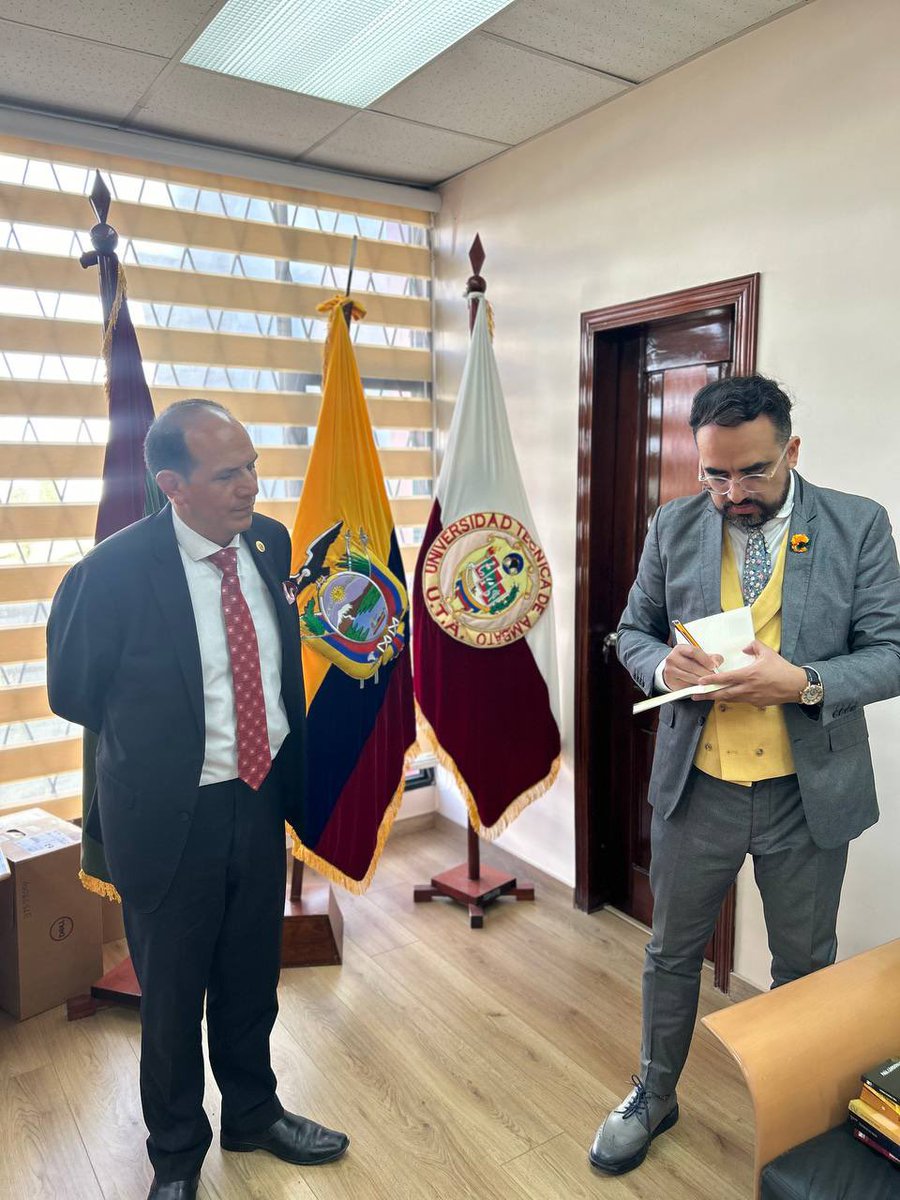 hpaulcordovav's tweet photo. En Universidad Técnica de Ambato, en Facultad de Derecho, entregando las obras jurídicas de este servidor para la Biblioteca de la Universidad, donde soy docente de la Maestría en Gestión de Proyectos. Con Dr. Patricio Poaquiza, Decano https://t.co/E315yyyP91