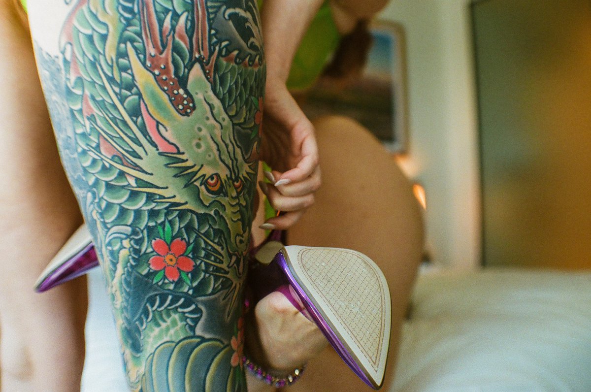 Alluringatnight's tweet photo. Does she follow the rules or do I?

#BehindTheScene #tattoos #creator https://t.co/9QoCDX040F