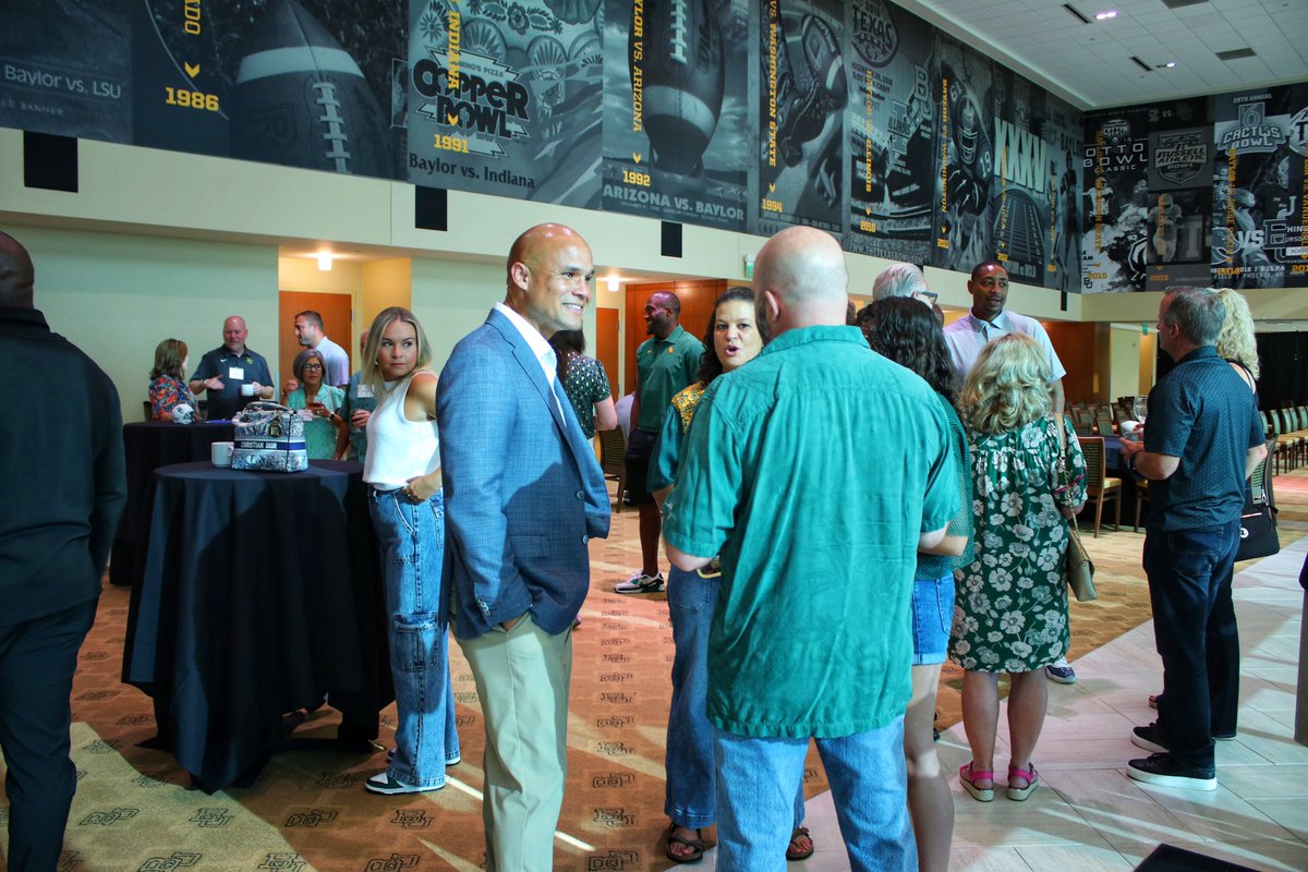𝑶𝒏𝒆 𝒘𝒆𝒆𝒌 𝒕𝒊𝒍 𝒌𝒊𝒄𝒌𝒐𝒇𝒇! 

Enjoyed spending time this evening with the <a href="/BUFootball/">Baylor Football</a> coaching staff for our annual Linebacker Club Reception 🐻🏈

#SicEm