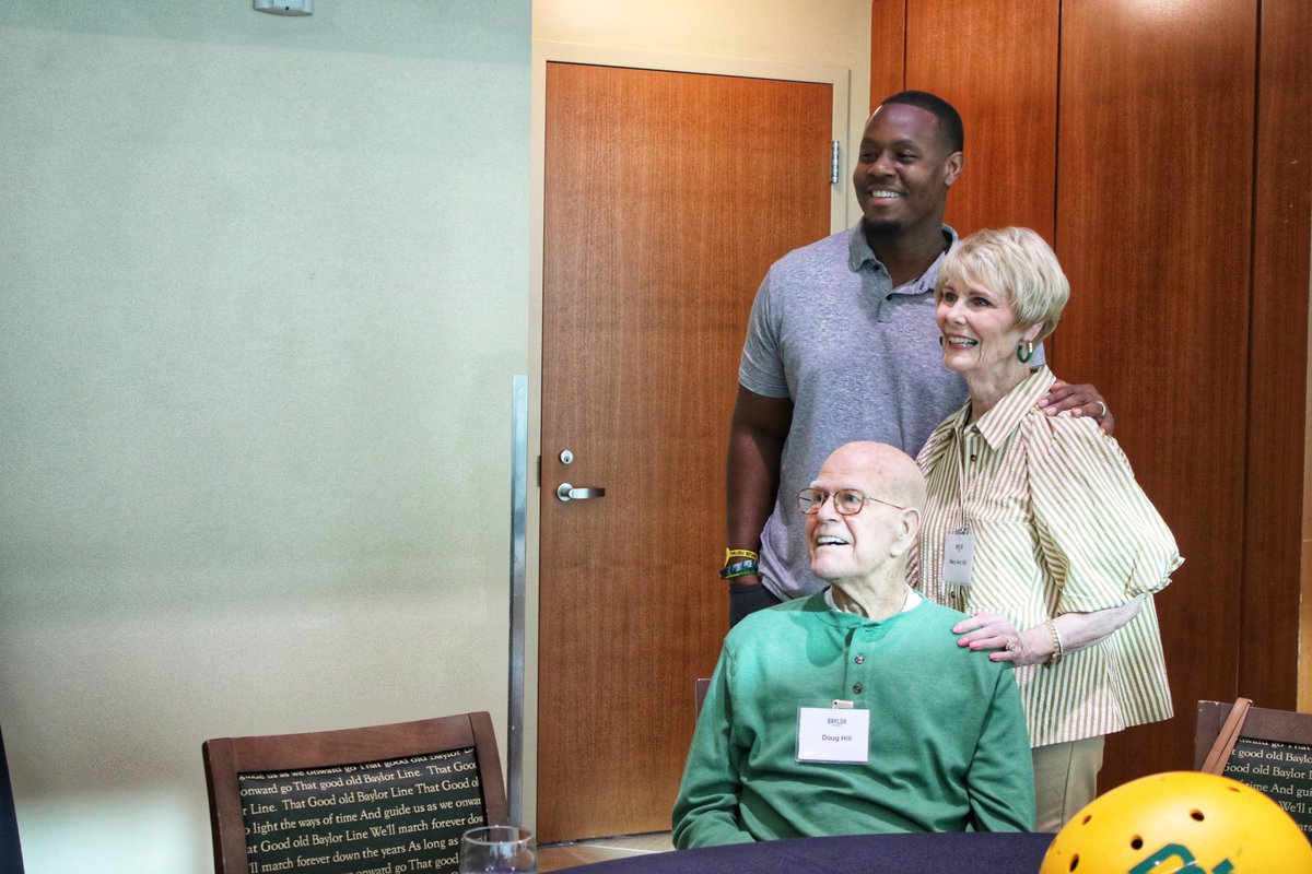 BearFoundation's tweet photo. 𝑶𝒏𝒆 𝒘𝒆𝒆𝒌 𝒕𝒊𝒍 𝒌𝒊𝒄𝒌𝒐𝒇𝒇! 

Enjoyed spending time this evening with the @BUFootball coaching staff for our annual Linebacker Club Reception 🐻🏈

#SicEm https://t.co/4aYoGrzVX7