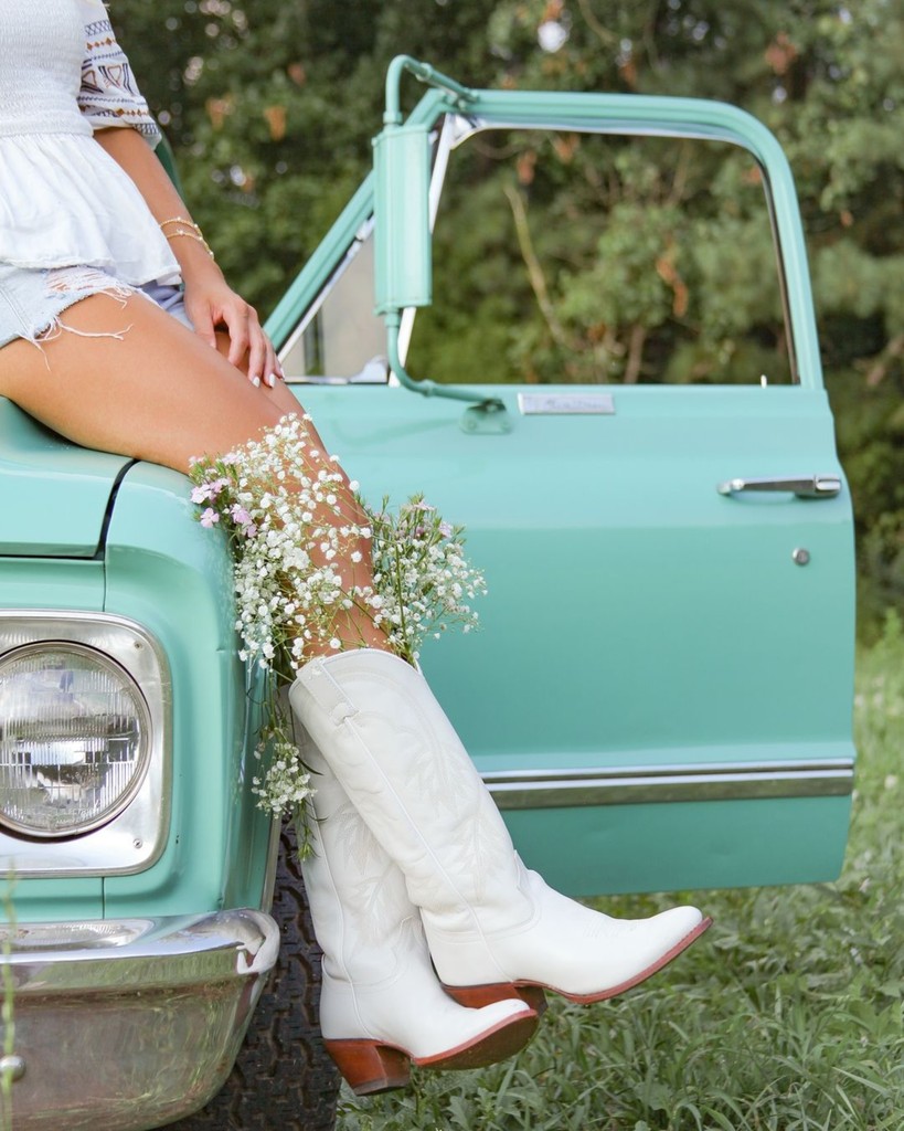 Idyllwind's tweet photo. Thanks for sharin' your senior pics with us addison_naylor_ 🤍 #Bootcam
📸: nevastovallphotography
#Idyllwind #MirandaLambert #BootBarn #WesternFashion #WesternWear #Country #CowgirlBoots https://t.co/H8e4fZrdsN
