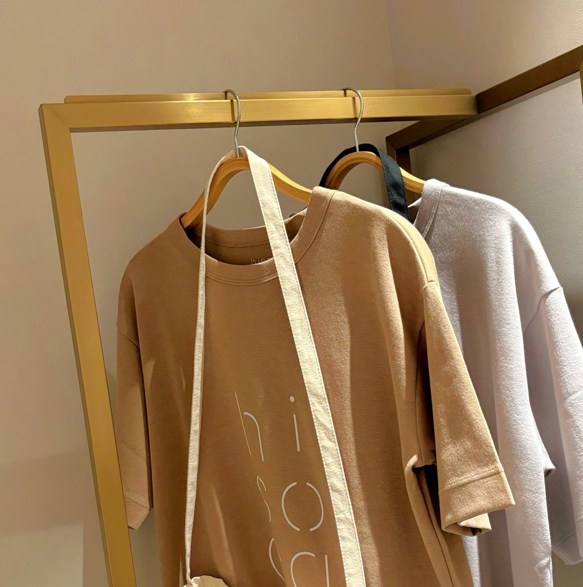 レセプションキャストも着ている
hisocaTシャツが新しくなりました！👕
オーバーサイズでゆったり！
ブラウンとグレーの2色展開です💚

#hisoca #ホテルヒソカ #池袋 #ホカンス #都内ホテル