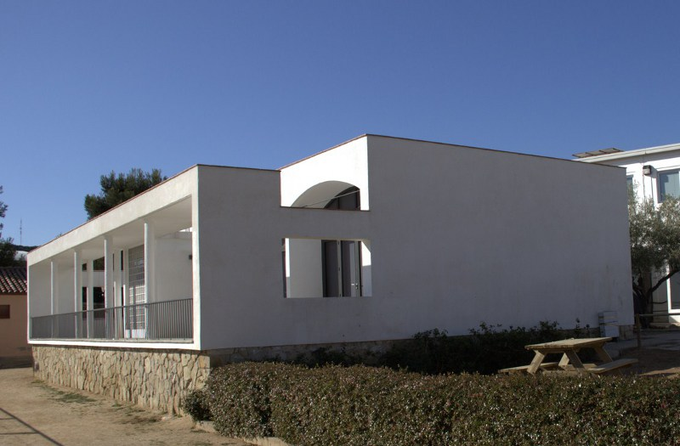 3/18 Els seus primers projectes es caracteritzen pel blanc mediterrani, l’ús de la llum natural i un estil racionalista que prescindeix d’ornamentacions. Com tota persona important en aquesta vida, va passar primer per Arenys on va construir el pavelló per a tuberculosos el 1937.