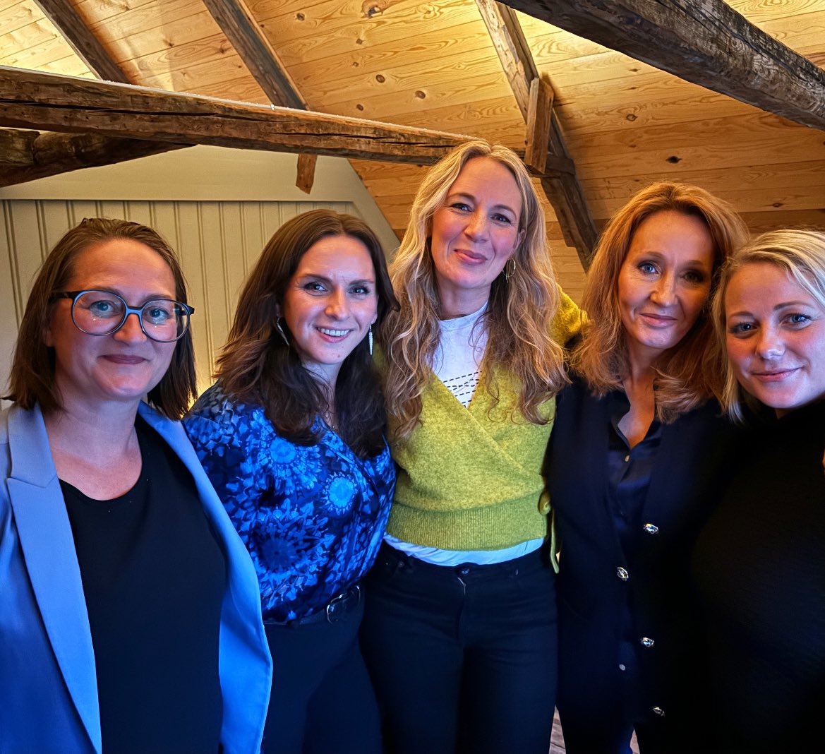 Sólbjørg Jakobsen (@solbjorgla) on Twitter photo Vi fik os en glædelig overraskelse i aften, på et afsides sted på Grønland. <a href="/jk_rowling/">J.K. Rowling</a> med budskabet: “In the end, we will win!”
#dkpol #womenpower Vi fik os en glædelig overraskelse i aften, på et afsides sted på Grønland. <a href="/jk_rowling/">J.K. Rowling</a> med budskabet: “In the end, we will win!”
#dkpol #womenpower