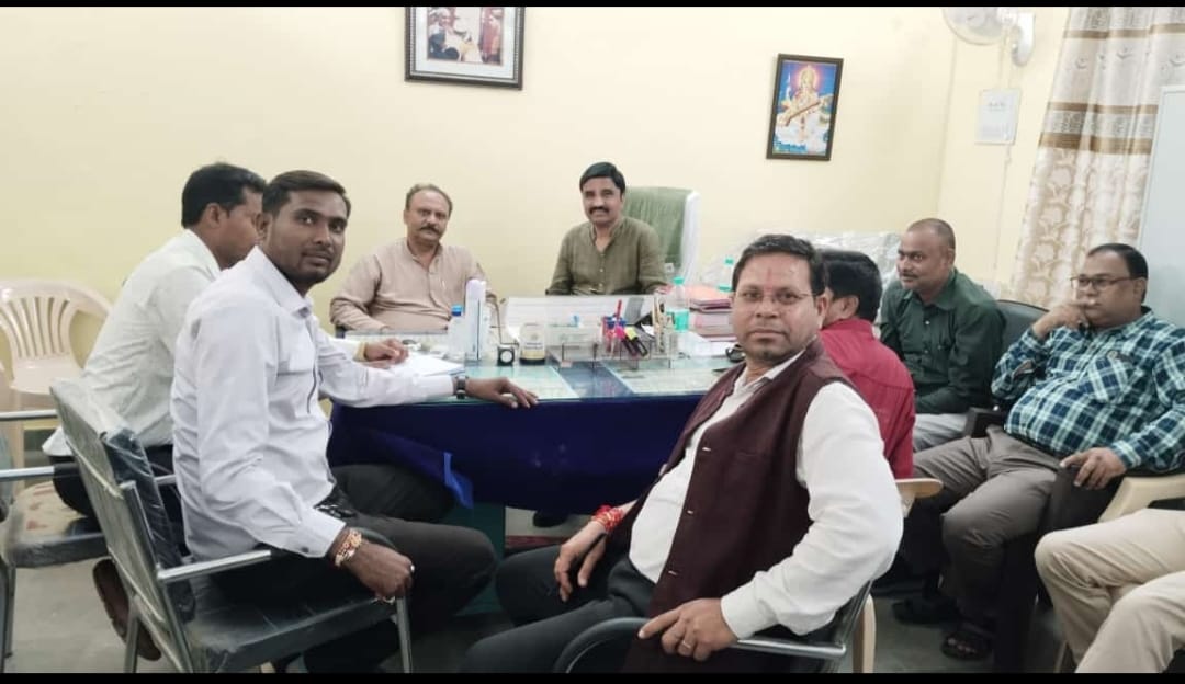 सरकार के युक्तियुक्तकरण के ग़लत नीतियों के खिलाफ छग प्रदेश कर्मचारी अधिकारी फेडरेशन को , छत्तीसगढ़ नियमित सर्व शिक्षक कल्याण संघ का समर्थन। मीटिंग में शामिल हुए हमारे प्रदेश कार्यकारी अध्यक्ष श्री देवेंद्र साहू जी।।
<a href="/ChhattisgarhCMO/">CMO Chhattisgarh</a>
<a href="/DANESHW68758158/">DANESHWAR SAHU</a> 
<a href="/ruchi_shrivas/">Ruchi Shrivas</a>