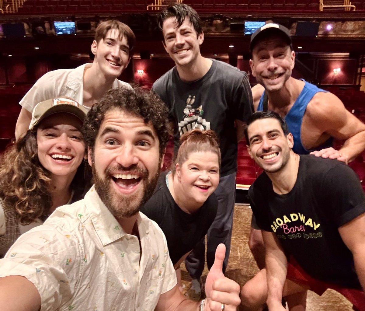 O reecontro de Sebastian e Blaine!

Darren Criss visitou Grant Gustin e o elenco de Water for Elephants.