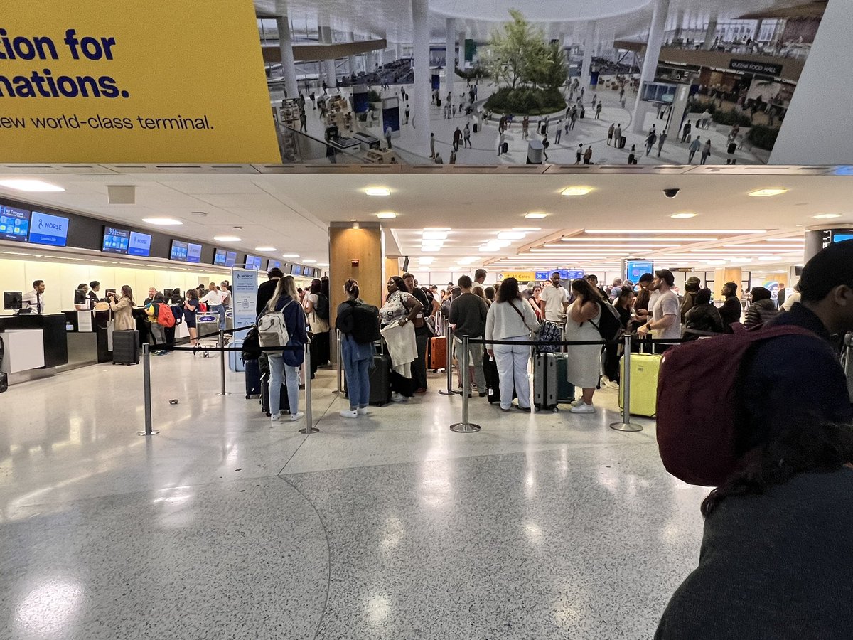 a_sams18's tweet photo. @flynorse this is currently your check in line at JFK for a 1:30am flight. Seriously? https://t.co/zayp0BH3Ro