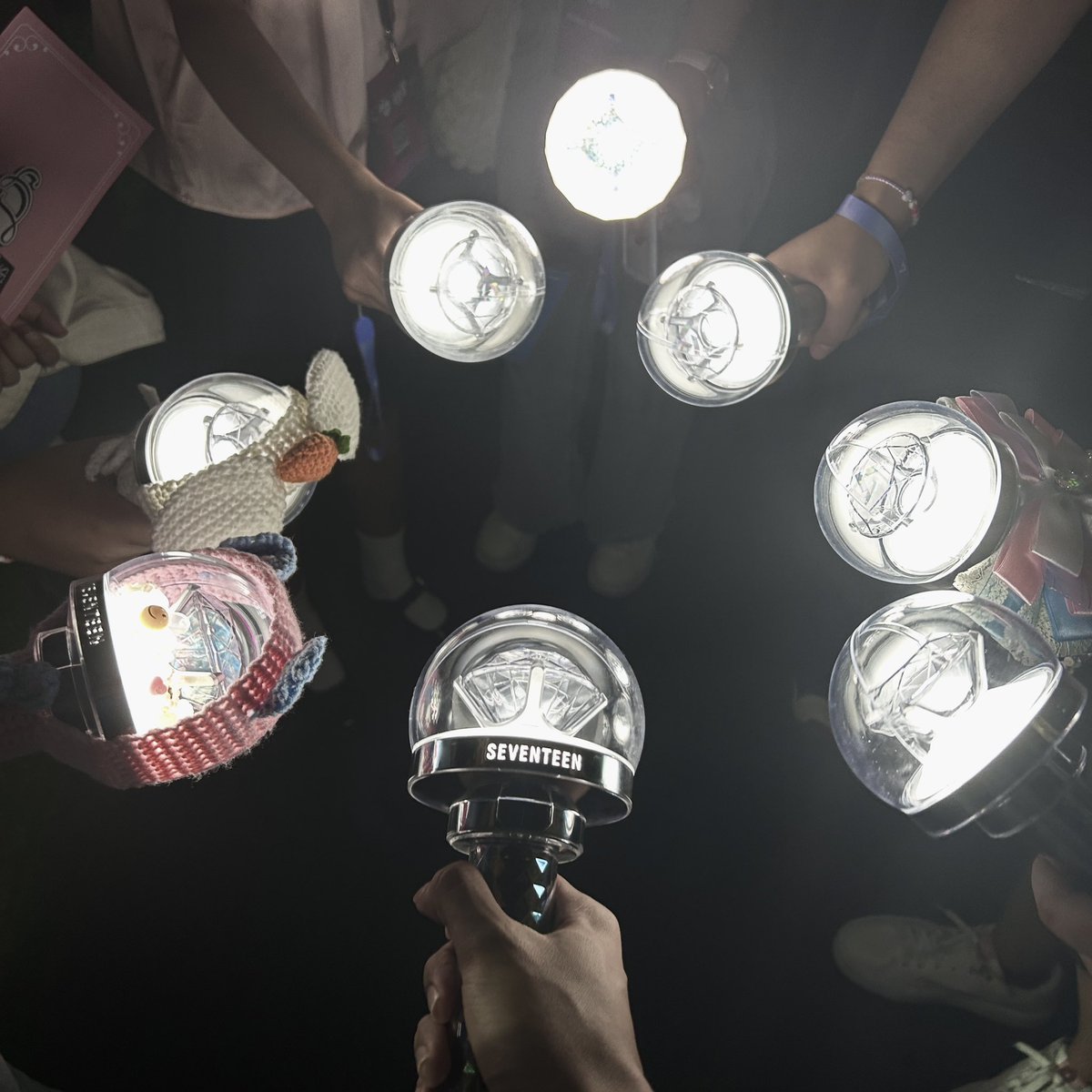 lvngboo's tweet photo. ⊹₊attended my first event as a carat and my happiness is through the roof! tysm seventeen for existing ᡣ𐭩₊˚.⋆⁺₊ https://t.co/qt1IVewy7N