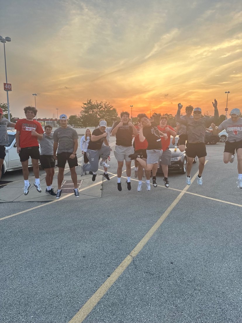 MasonWright1115's tweet photo. Hey @LFC_FOOTBALL look where we are now. Red Devils at Macy’s with the beautiful sunset! #Forestersfootball #scavengerhunt2024 https://t.co/FJ8AA0TxCS