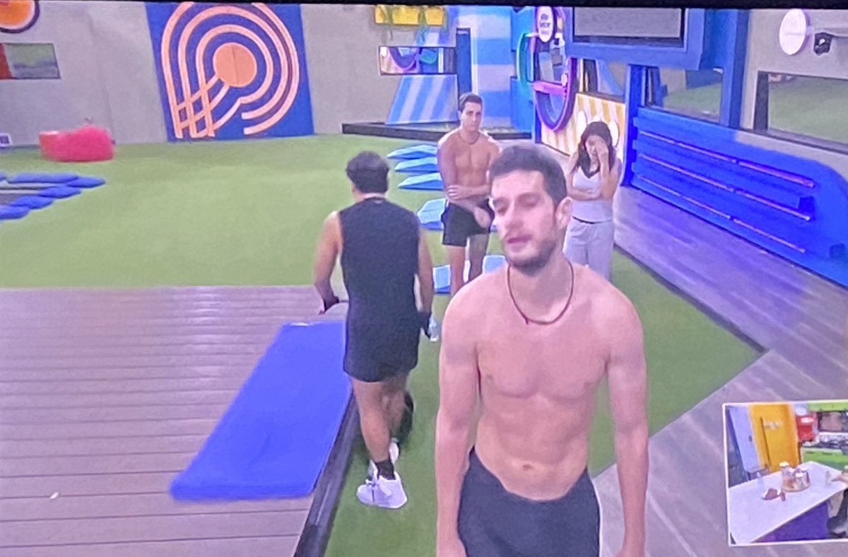 esty_7's tweet photo. La gomita pidiendo que salven a Sabine, que porque ella lo necesita y que saquen a Arath porque el tiene un programa y eso lo mantiene 😂 si tanto la quiere ayudar que ella le preste dinero #fuerasabine #LaCasaDeLosFamososMx #LCDF #Gomita https://t.co/GjiDKgMBZn