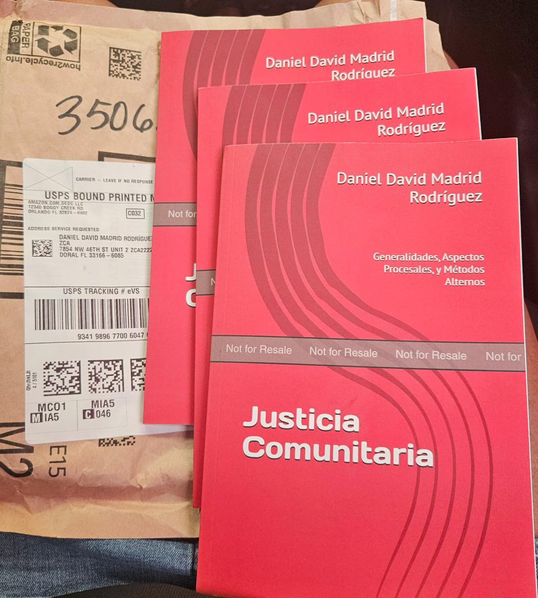 DanielDavidmr's tweet photo. Haber publicado mi libro ha sido toda una experiencia, y hoy que me llegó la versión de prueba, no quepo en el cuerpo. 

Estoy que brinco y me apaño yo mismo de contento. https://t.co/mJkjz7FGKd
