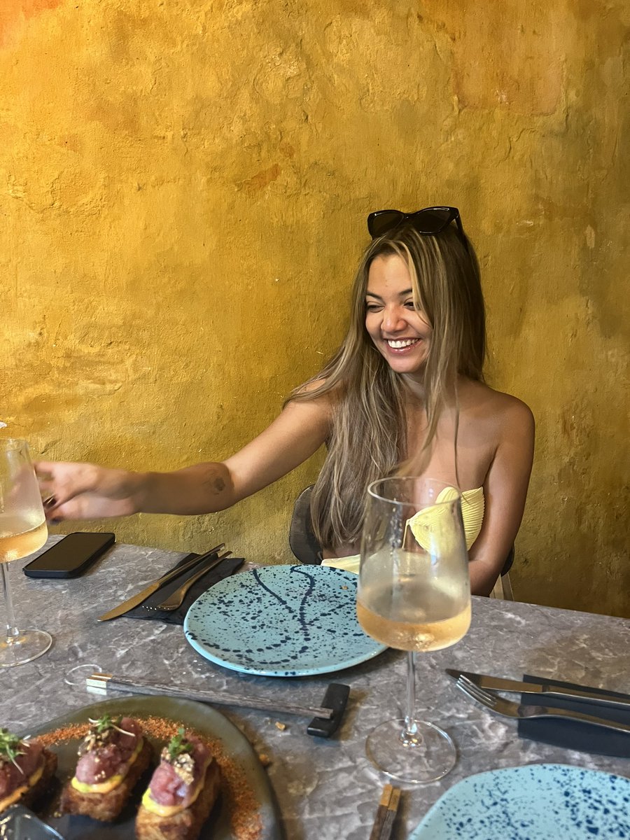 LauraTexidor's tweet photo. A year ago, I made a decision that changed my life. After 8 years in London, I returned home to Colombia. I needed a change. 🌎 Here's why it was the best decision I've ever made. 🧵 https://t.co/9KBuVmc1TD
