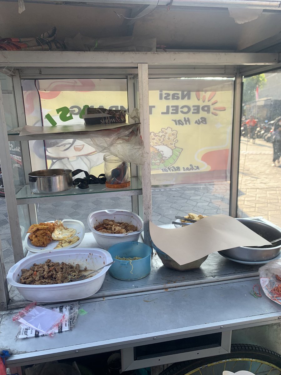 sejmut's tweet image. ayo warga sekitaran unair kampus a/b yuk ramein buat beli pecel ibuknya, enak banget dan harganya murce #unermakan 

 g.co/kgs/kDJpWCm