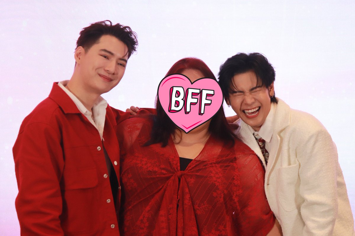 erisae's tweet photo. Singto with his dad pose (again),
But this time, i'm not gonna let that happen. 😎😎
.
.
I'm so sorry N'Sing @stjinx_maya 
Next time we will pose with your ✌️ and 👍 favorite pose, ok na?
.

#KristSingtoXBlancDiva
#SecretSoftLipswithKristSingto #คริสสิงโต https://t.co/UMAXqDQ6Hg