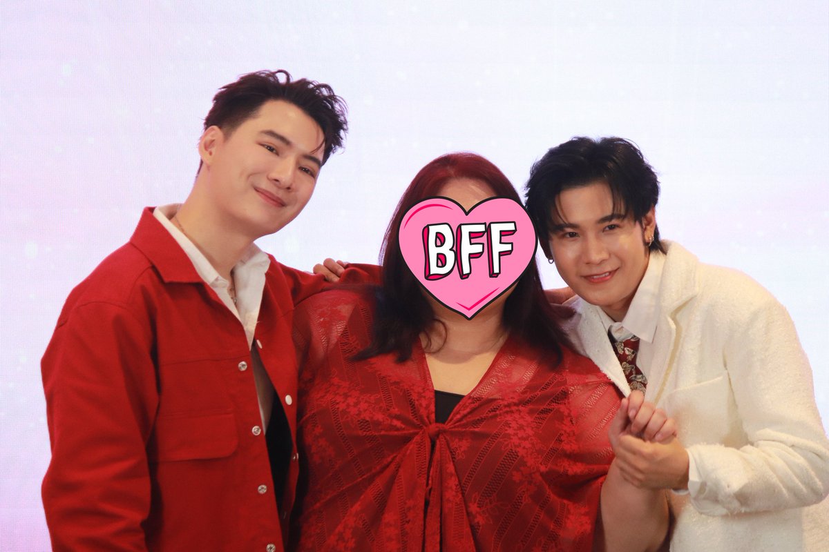 erisae's tweet photo. Singto with his dad pose (again),
But this time, i'm not gonna let that happen. 😎😎
.
.
I'm so sorry N'Sing @stjinx_maya 
Next time we will pose with your ✌️ and 👍 favorite pose, ok na?
.

#KristSingtoXBlancDiva
#SecretSoftLipswithKristSingto #คริสสิงโต https://t.co/UMAXqDQ6Hg
