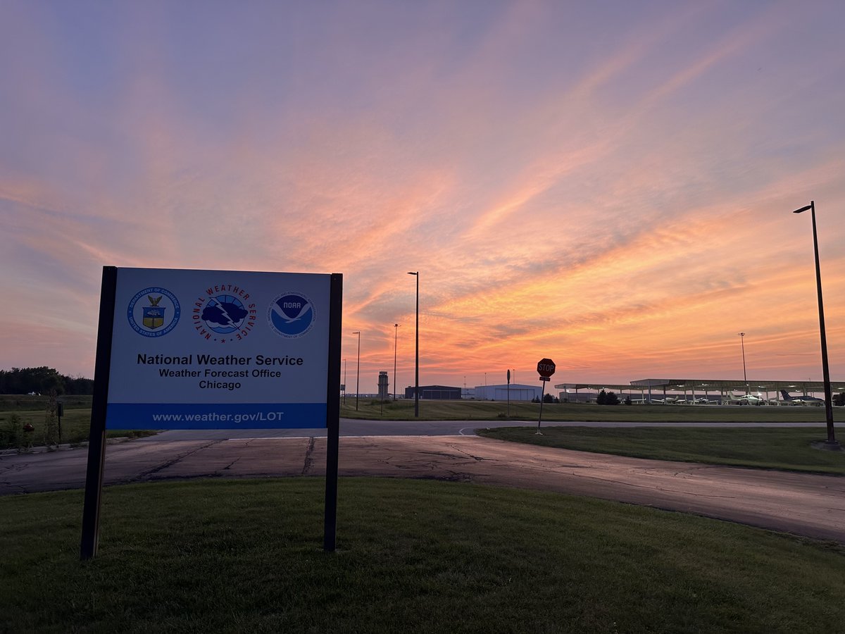 NWSChicago's tweet photo. Did you happen to catch the vibrant sunset this evening!? 🤩 #ILwx #INwx https://t.co/GO8EbfnLR7
