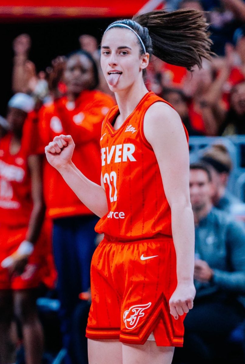 ScullySports's tweet photo. Caitlin Clark is on fire! π₯ Dropping 15 points in the first half and making it look easy. Her talent and scoring ability are unmatchedβjust another day of brilliance on the court!
#WNBA #CaitlinClark #HoopsMagic #NextLevel #BasketballQueen #ScoringMachine #StarPower #Fever https://t.co/HHoqyfqtF5