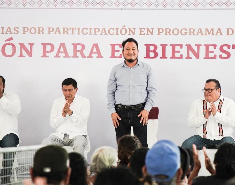 IEEPOGobOax's tweet photo. En Juchitán de Zaragoza, muestra del compromiso del Gdor. @salomonj de revertir el rezago educativo, se realizó la entrega de 287 constancias por participación en el programa de Alfabetización para el bienestar. Estuvo presente el Dir. Gral. del IEEPO @EMILIOMONTEROP https://t.co/agJ3QZo9Az