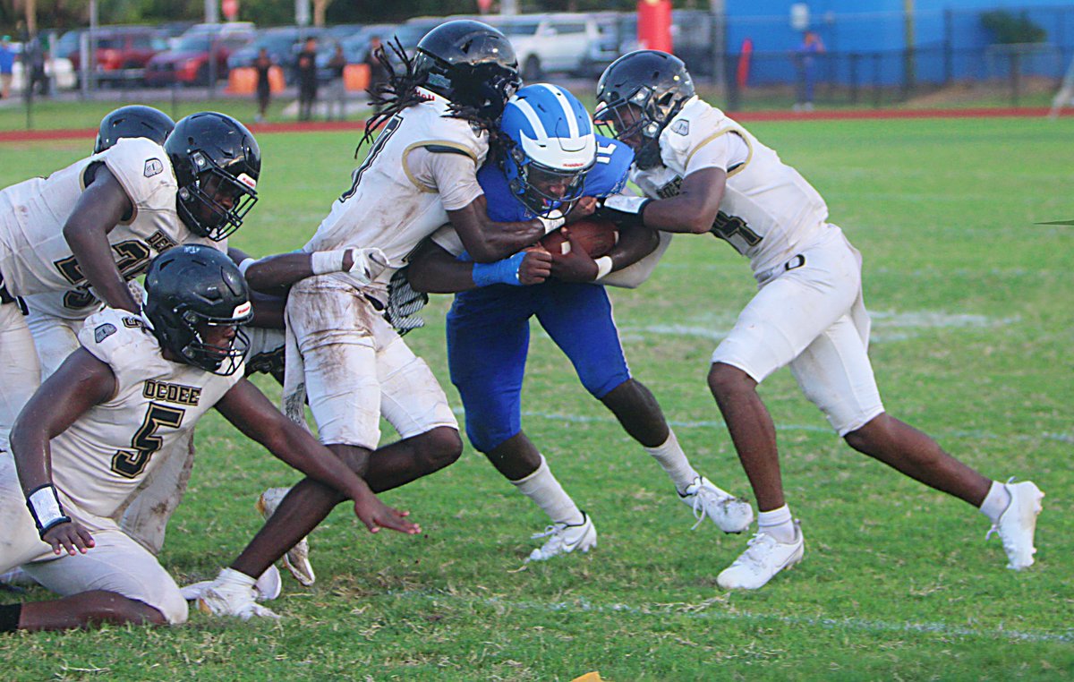 OS_ChrisHays's tweet photo. Week 1 Football Rewind: #LakeMary runs wild; #BishopMoore wins thriller; #Apopka, #Lyman win Saturday games 
@osvarsity @VarsityBuddy 
https://t.co/tNkekfzsIk https://t.co/Hs6fDs9jo0