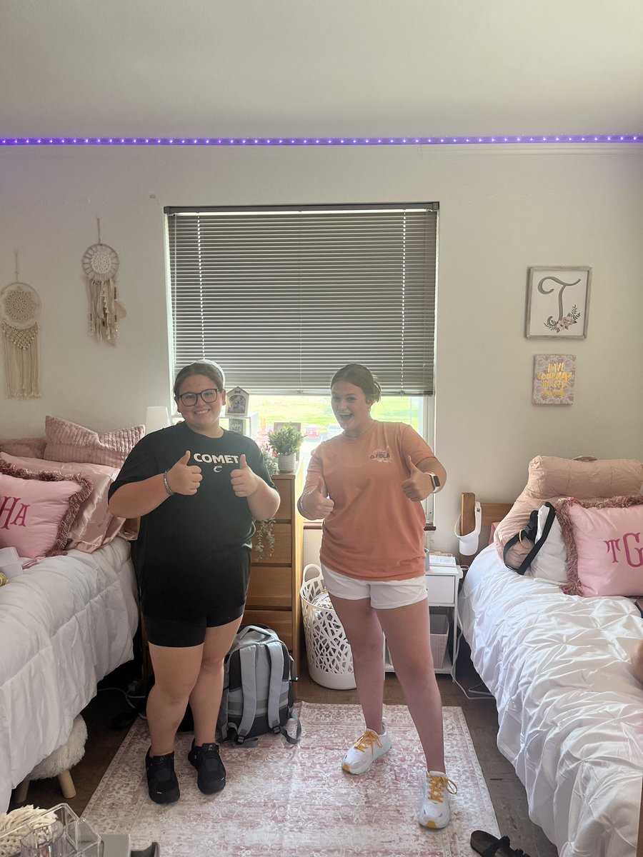 CotteyCometSB's tweet photo. We got them all moved in! Excited to get things going with this team!☄️💙🥎 https://t.co/zVsgyR59q0