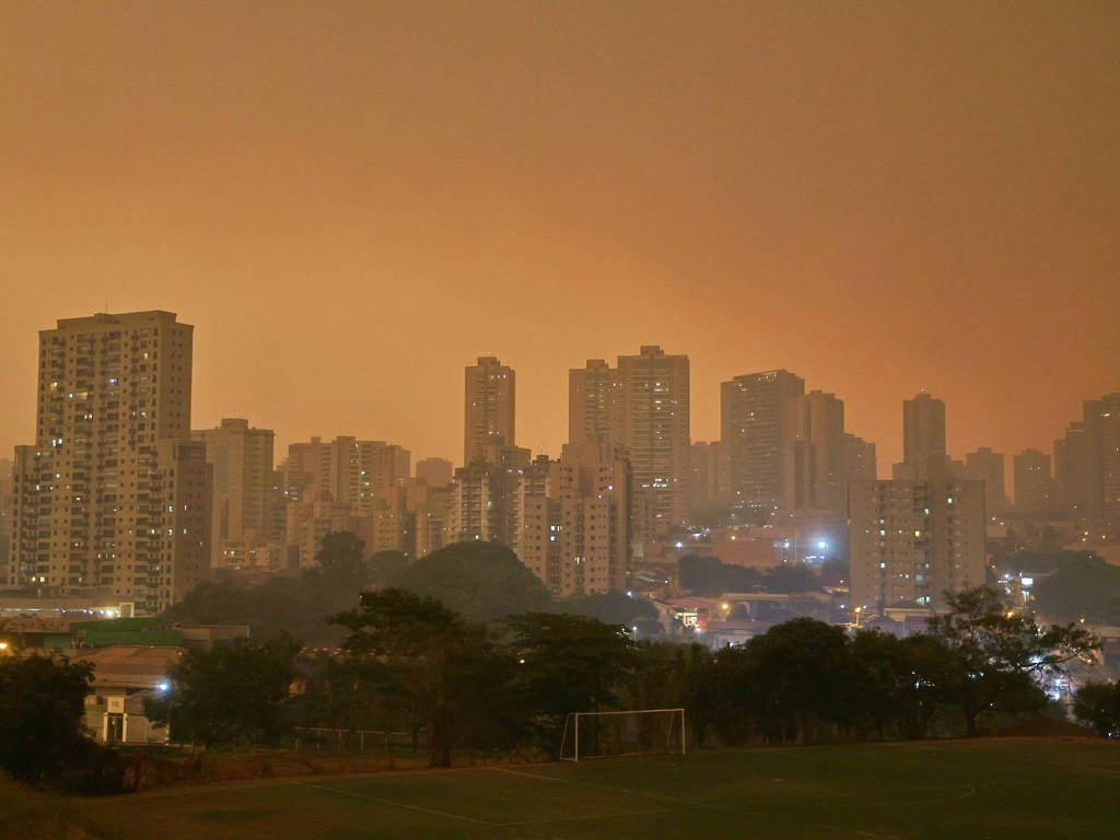 Moradores de Ribeirão Preto deixam casas cercados por fogo e tempestade de poeira.
Cidade vê tarde virar noite com fumaça densa e fuligem no céu.
Incêndios e ar ruim causam queda de energia e suspensão de jogos e corrida em Ribeirão.
Estado de SP registra maior número de