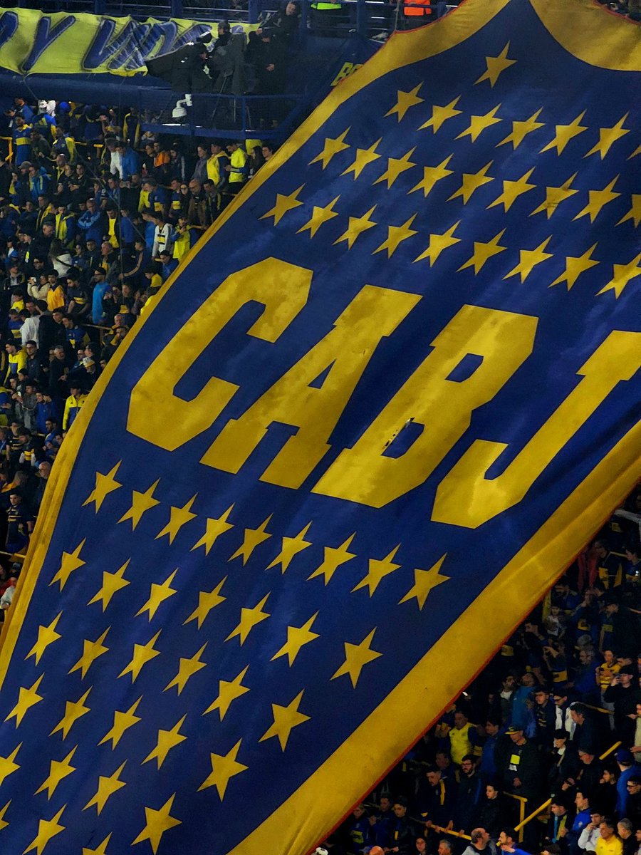 Nunca se olviden que este escudo está por encima de cualquier apellido.