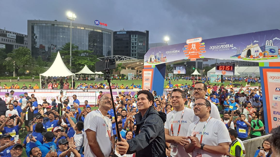 MumbaiHM's tweet photo. Here we go, 10K runners are on the track!

#RunTodayFinishFearless https://t.co/Vis4I9RDaR