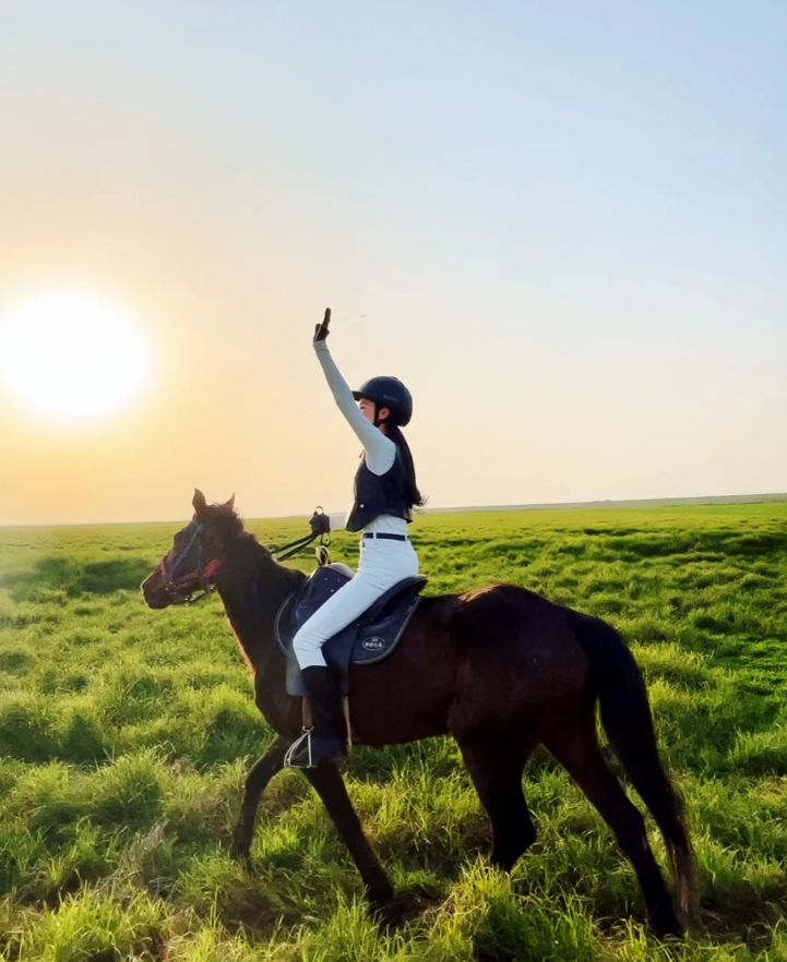 The feeling of riding a horse is freedom and recklessness.
When running, the wind and grass accompany you.