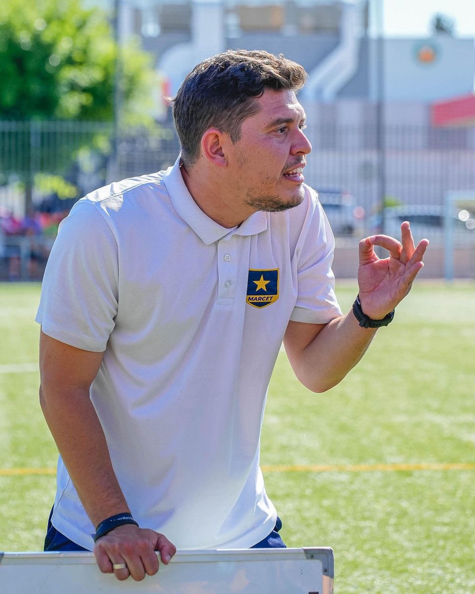 El profesor Álvaro Juárez sigue formándose en España con la Fundación Marcet, una de las academias internacionales más reconocidas. Allí ya acumua 8 años.

En Venezuela estuvo con 3 años trabajando con el Deportivo La Guaira en todas las categorías y cuerpos técnicos como