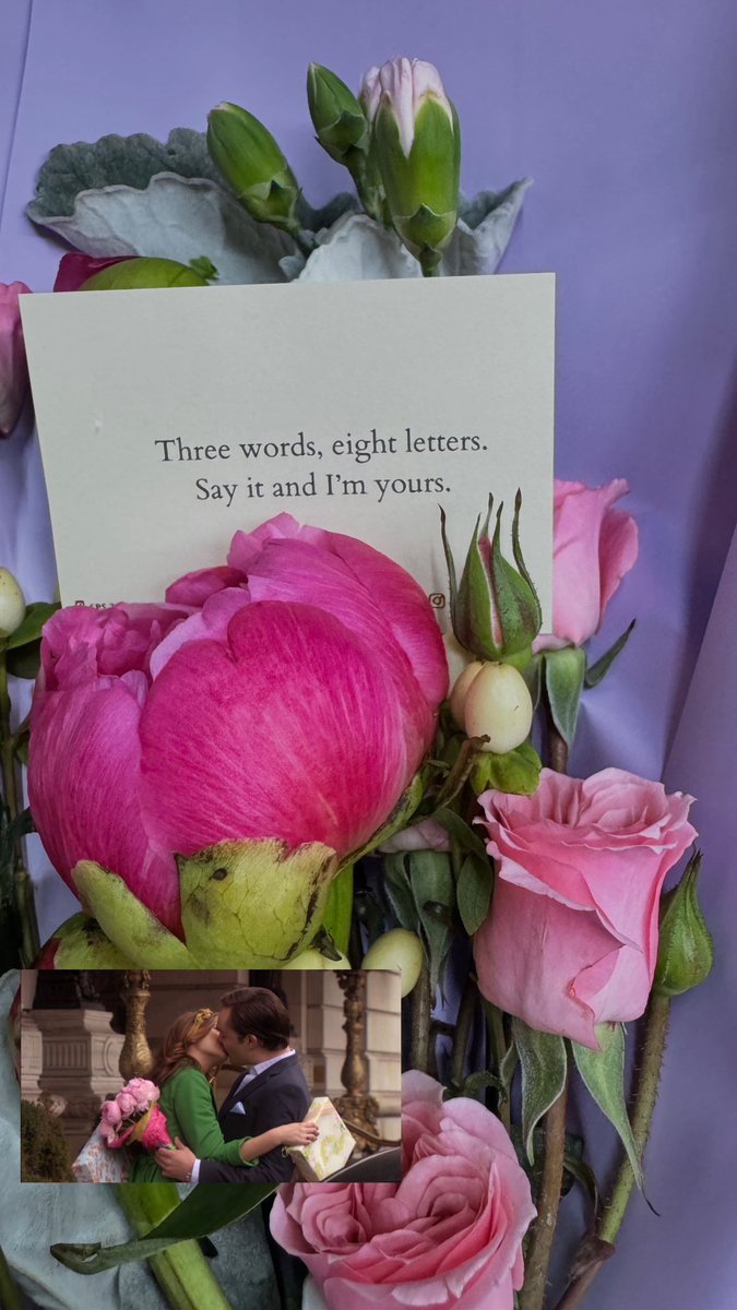 Hoy mi novio me regaló peonias con la icónica frase de BLAIR Y CHUCK “Three Words, eight letters, Say It and I’m Yours” 🩷🩷🩷✨✨✨