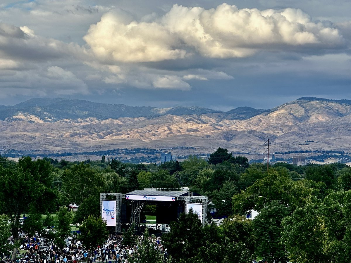 brijon5555's tweet image. Almost time for the @googoodolls at the @BoiseOpen what an amazing setting at Hillcrest Country Club.