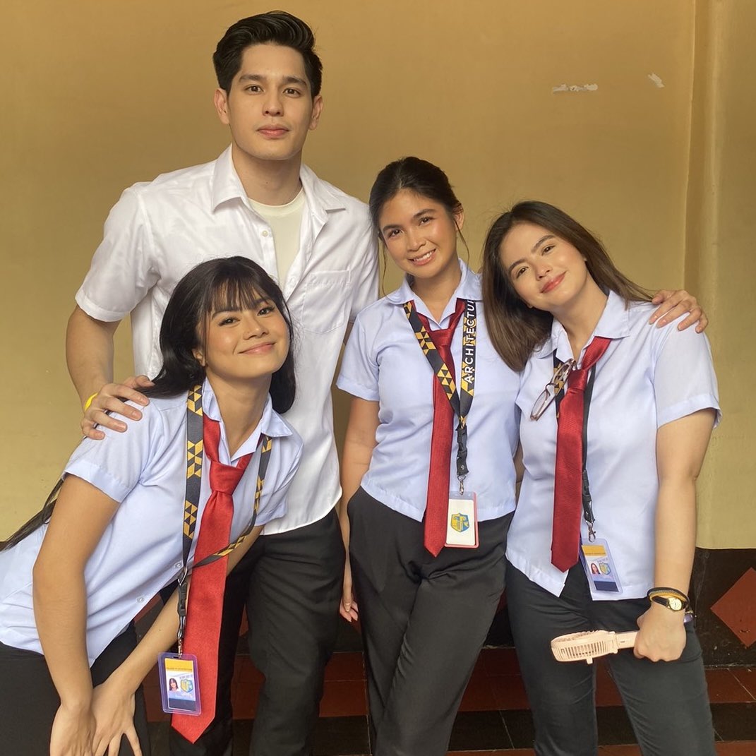 StudioVivaPH's tweet photo. THE OG VALERIA HIGH SQUAD ❤️
PS: Hindi nakasama si Arkin kasi masyadong busy. Hihi.
Don’t forget to watch Chasing In The Wild now streaming on Viva One: https://t.co/vjR3rYCnql
#UniverKada
#ChasingInTheWild
#StudioViva
#VivaOne https://t.co/hRREXjvmiV
