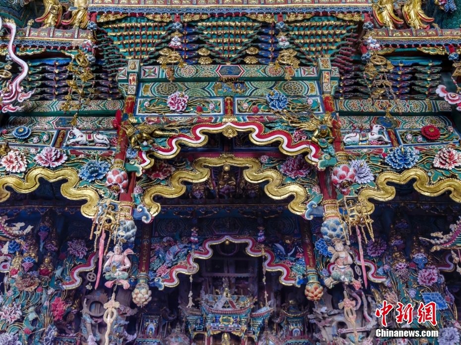 Echinanews's tweet photo. Nestled on the cliffs of Fenghuang Mountain, the nearly 400-year-old Xiaoxitian is famous for its Da Xiong Bao Dian hall, which houses over 1,800 vibrant sculptures, forming a stunning #Buddha wonderland. #ChinaCulture https://t.co/3z6BlFlJDr