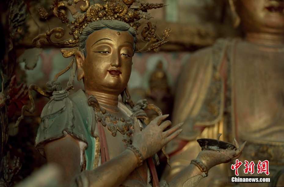 Echinanews's tweet photo. Nestled on the cliffs of Fenghuang Mountain, the nearly 400-year-old Xiaoxitian is famous for its Da Xiong Bao Dian hall, which houses over 1,800 vibrant sculptures, forming a stunning #Buddha wonderland. #ChinaCulture https://t.co/3z6BlFlJDr