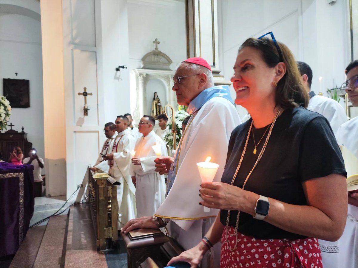 ArquiCaracas's tweet photo. El Cardenal Baltazar Porras se despidió de su arzobispado en Caracas, en el mismo sitio donde despertó su vocación sacerdotal: la Basílica Menor de Santa Teresa, donde fue monaguillo.
•
Esta tarde-noche, frente al Nazareno de San Pablo, presidió la misa donde hoy se recibió la imagen de la Virgen de Fátima Peregrina, allí estuvo acompañado por el Obispo de la Diócesis de San Fernando de Apure, Monseñor Alfredo Torres y el Obispo de la Diócesis de Él Tigre, Monseñor José Romero, así como sacerdotes del clero de Caracas, La Guaira, Petare, Apure y Portugal.
•
¡Gracias, Su Eminencia Reverendísima!

@bepocar @honeggermolina