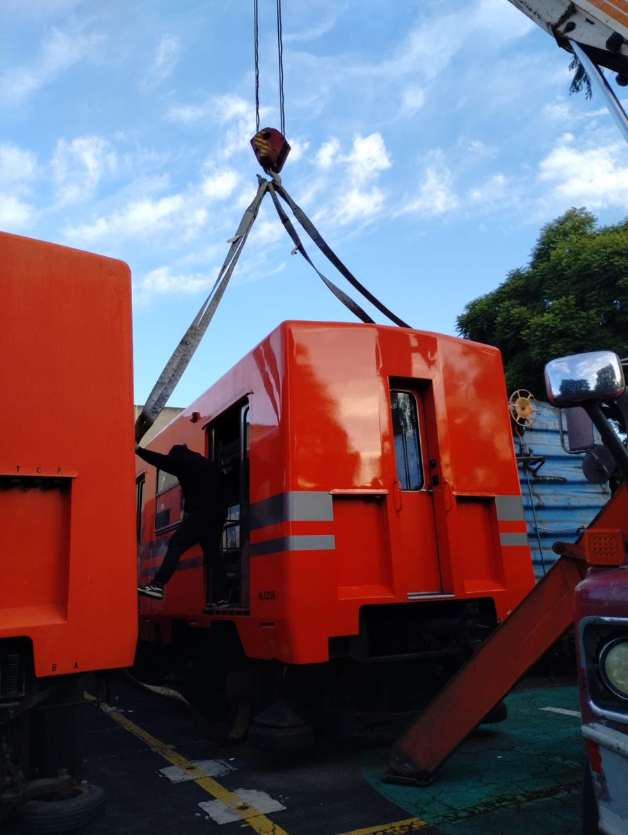 IPN_MX's tweet photo. Llegó a Palenque vagón de metro para que nuestros estudiantes de ingeniería ferroviaria de la @UPIIP_IPN realicen prácticas. El vagón, que anteriormente fue donado por el @MetroCDMX, fue transportado desde la @dir_upiicsa. ¡Que se escuche el #Huélum hasta Chiapas! https://t.co/pjGQQHZtXM