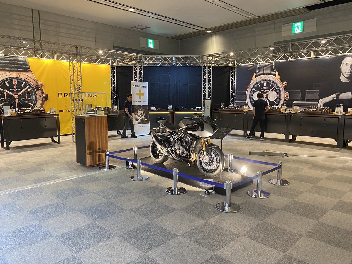 triumph_kura's tweet photo. サンメッセ香川にてアイアイイスズ様主催の『BREITLING DAY 2024』が開催中です!
今年発表されたトライアンフ×ブライトリングの「SPEED TRIPLE 1200 RR BREITLING LIMITED EDITION」もご覧に頂けます!
本日が最終展示ですので是非お越し下さい!
#トライアンフ倉敷 #SpeedTripleRR #Breitling https://t.co/xiPqd34G2G