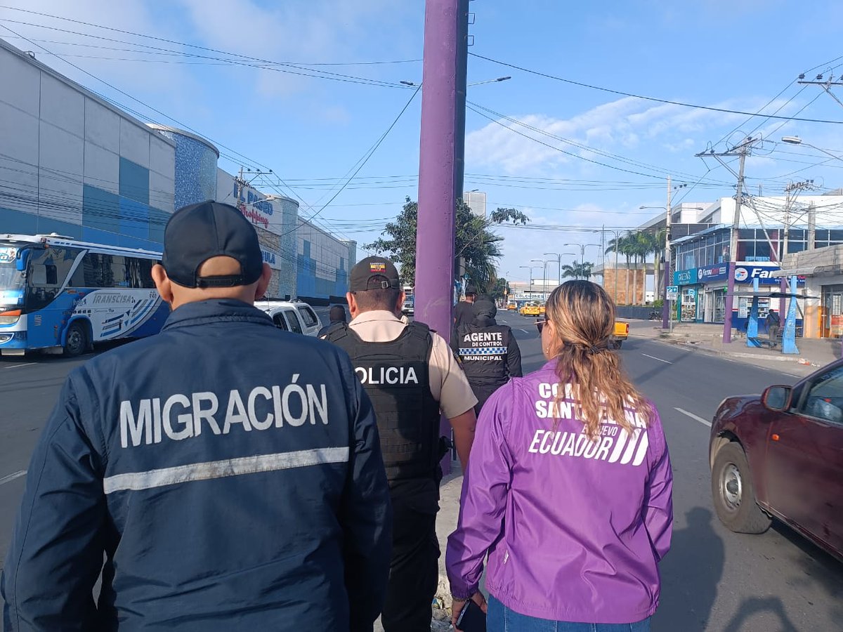 MinInteriorEc's tweet photo. 📌 En el cantón La Libertad - Santa Elena | #MigraciónEc y @PoliciaEcuador, junto a @lalibertadgadm, llevaron a cabo un operativo de control migratorio para:

✅ Verificación de documentación y control de vendedores y limpiaparabrisas en vía pública.

✅ Inspección en centros nocturnos.

#SeguridadCiudadana
#ElNuevoEcuador