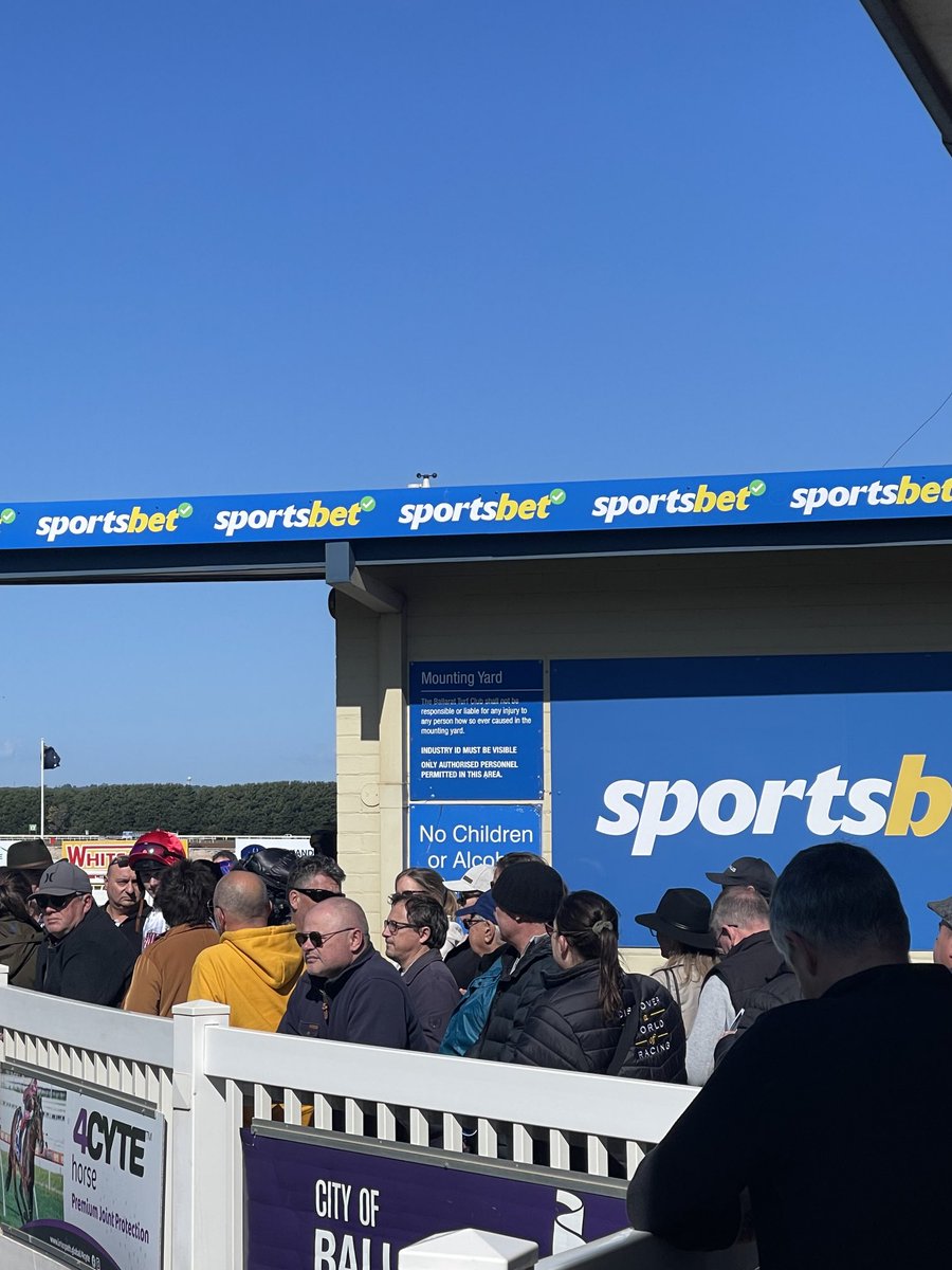 1000giggles's tweet image. Getting ready for the first on #EcycleSolutions #GrandNationalJumpsDay ⁦@BallTurfClub⁩ ⁦@Country_Racing⁩ ⁦@RacingVictoria⁩ Good luck to all #OwnersConnections