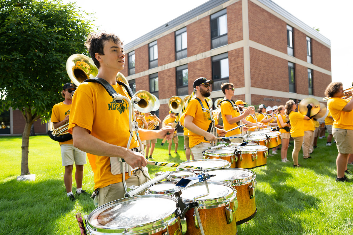 NDSU's tweet photo. Welcome to NDSU, Bison! 🤘

#NDSUWelcomeWeek2024 #HelloGreenandYellow #NDSU https://t.co/R3DkURz153