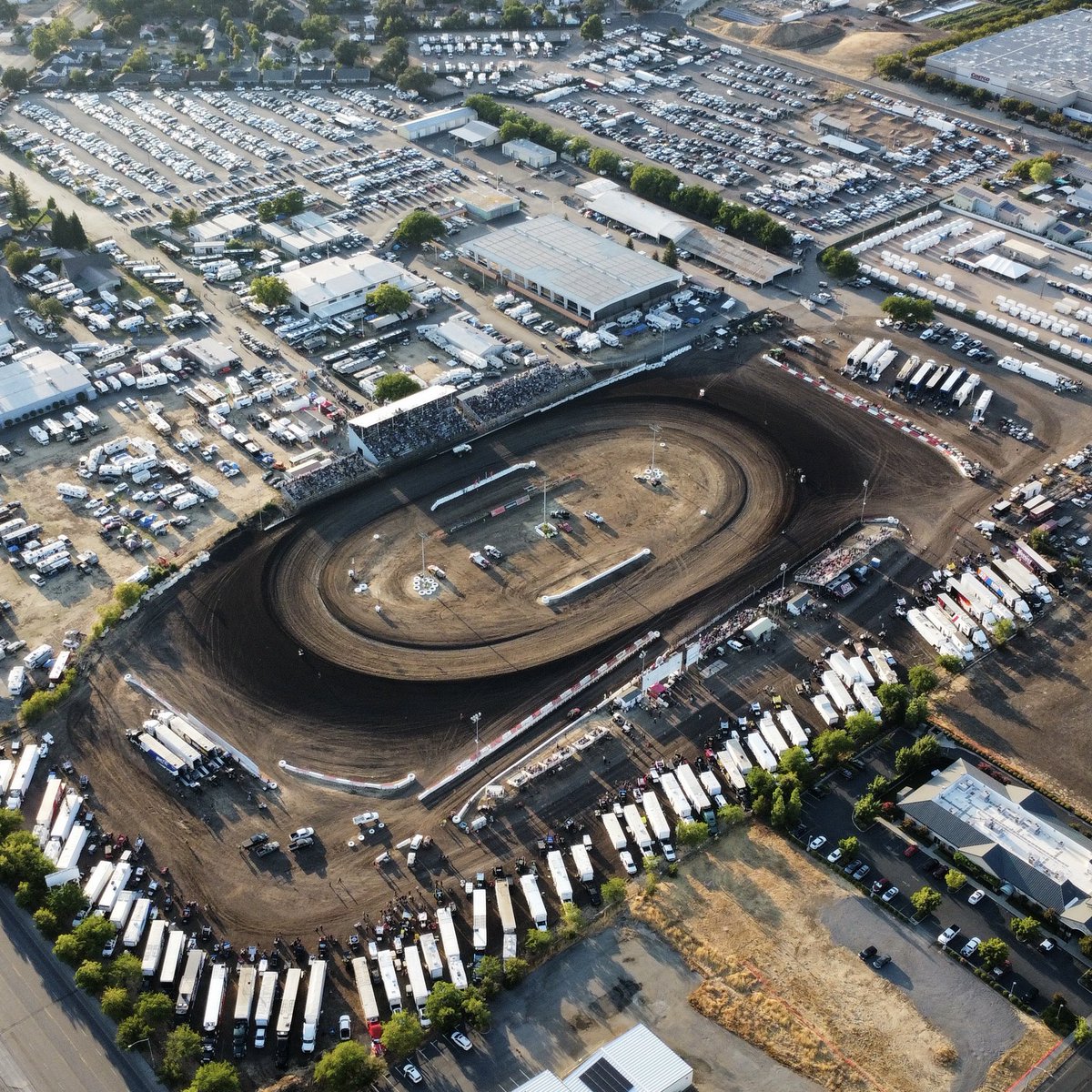SprintCarHub's tweet photo. You’re looking LIVE at a PACKED Silver Dollar Speedway ahead of Gold Cup 70!

Who wins the $100k?

@HighLimitRacing 
@sdspeedway 

#sprintcarhub https://t.co/J8sDIFZuOd