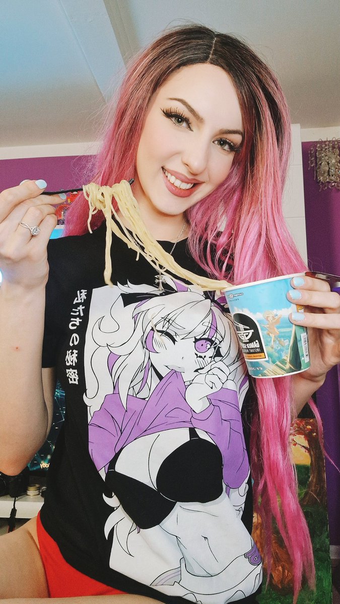 GrimoireYT's tweet photo. You have no idea how yummy these noodles are 😩🍜 https://t.co/TbNvFTESyX