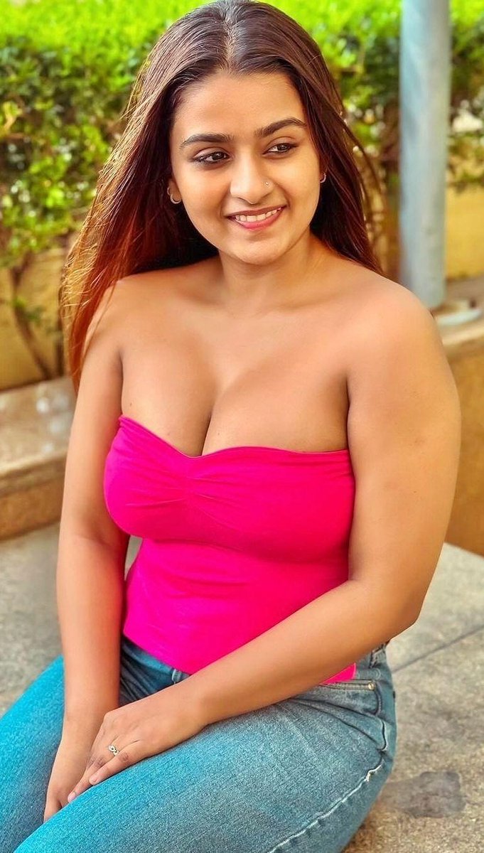PVeerapandi's tweet photo. Glamorous beauty #SuhanaKhan in pink 💕💕 https://t.co/gNNjbqKszD