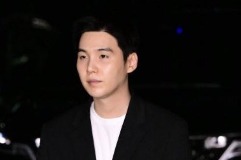 jm_cherrieess's tweet image. She a swan          He was a drunk🍻