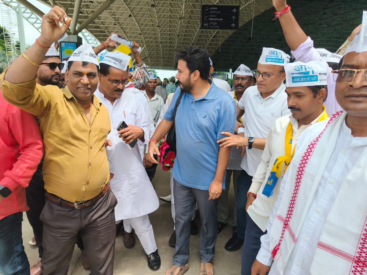 Kamalhasan_9's tweet photo. आम आदमी पार्टी झारखण्ड के प्रभारी दिल्ली के राजेंद्र नगर विधानसभा के विधायक @ipathak25 जी का झारखण्ड आगमन पर रांची में पार्टी कार्यकर्त्ताओं ने किया जोरदार स्वागत!🌹🌹🌹🌹
@AamAadmiParty @AAP4Jharkhand https://t.co/GrefyLOnqZ