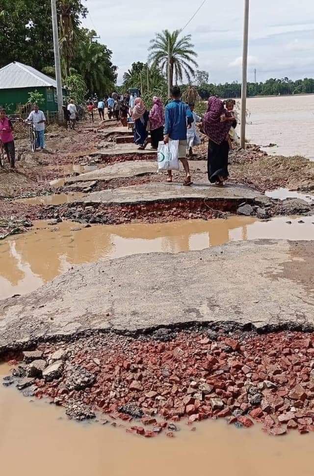 ফেনীর পরশুরামে রাস্তাঘাট থেকে ব'ন্যার পানি নেমে যাওয়ার সাথে সাথে ফুটে উঠছে ক্ষ'ত চিহৃ...

©️ #saveforflood #floodinbanglades #foryourpage #Bangladesh #foryouシ #fypシ゚ #highlightseveryonefollowers