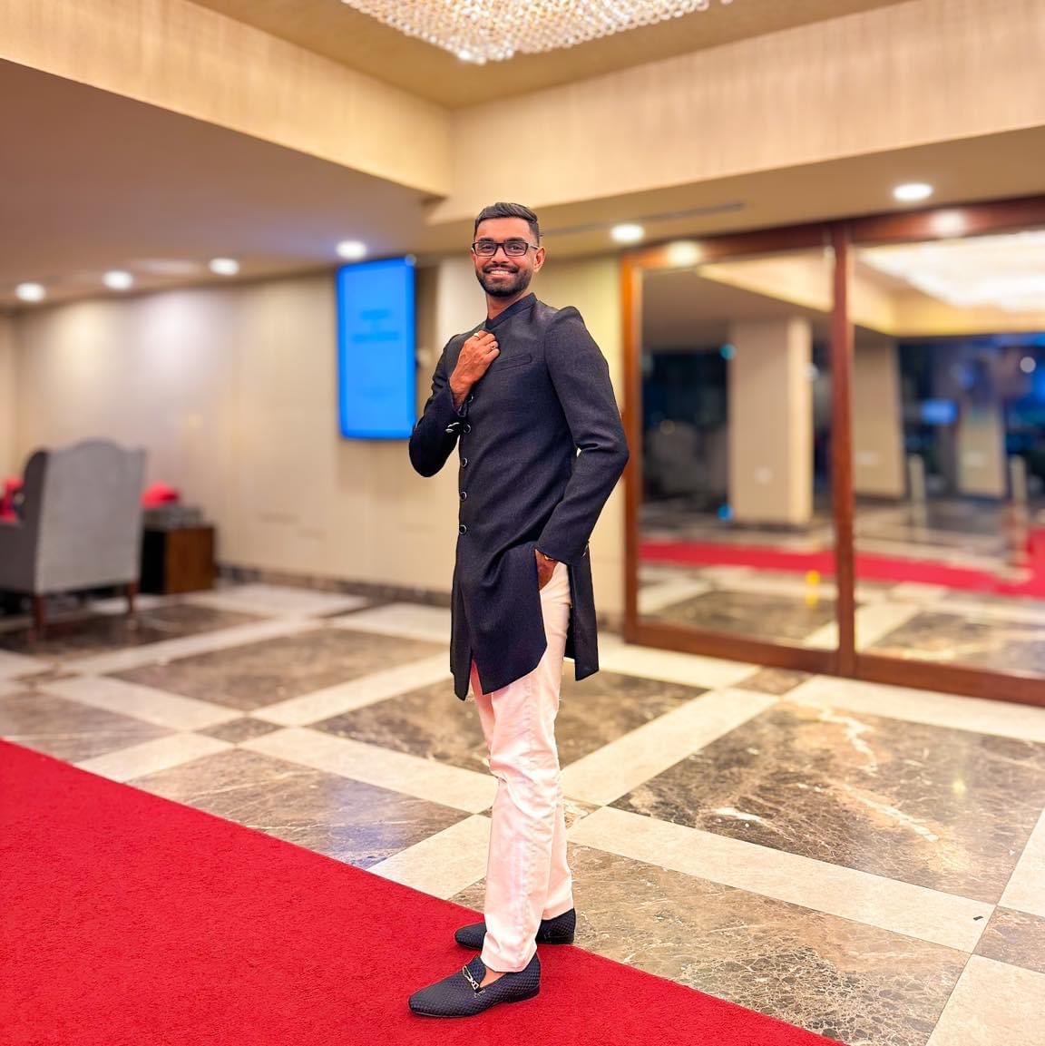 LEmbuldeniya's tweet image. Smiling because I clean up well. 😉

#FeelingFresh #SmileOnPoint #LookingGood #Embula